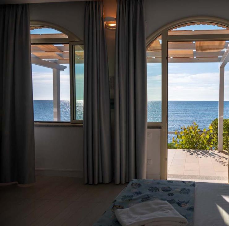Helles Zimmer mit Meerblick, Sommerbrise und Gelassenheit.