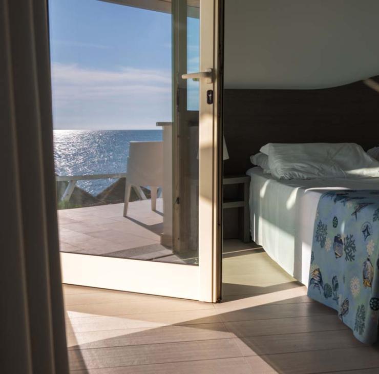 Helles Zimmer mit Meerblick, entspannte und ruhige Atmosphäre.